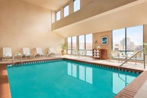博尔德Boulder Marriott的游泳池,带椅子和窗户