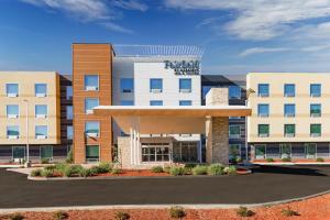 奥克赫斯特Fairfield Inn & Suites by Marriott Oakhurst Yosemite的建筑物前部的 ⁇ 染