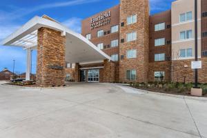 CoppellFairfield Inn & Suites by Marriott Dallas DFW Airport North Coppell Grapevine的建筑物前部的 ⁇ 染
