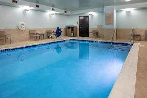 爱荷华Element Iowa City的大楼内一个蓝色的大型游泳池