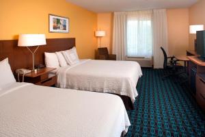 威斯敏斯特丹佛/威斯敏斯特万豪费尔菲尔德客栈的酒店客房设有两张床和电视。