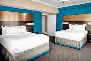 亚特兰大亚特兰大市中心区/乔治亚理工学院万豪原住客栈的两张位于酒店客房的床,拥有蓝色的墙壁