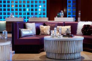 拉斯维加斯拉斯维加斯万丽酒店的客房内的紫色沙发和桌子