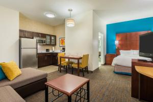 查塔努加查塔努加中心酒店的酒店客房设有床和客厅。
