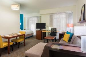查塔努加查塔努加中心酒店的酒店客房设有床和客厅。