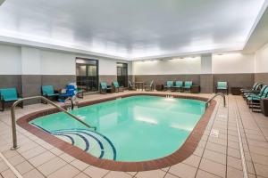 查塔努加查塔努加中心酒店的游泳池位于酒店客房内,配有桌椅