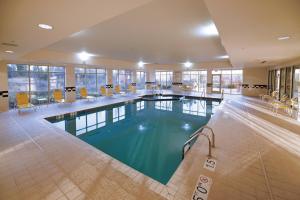 Weston万豪沃沙费尔菲尔德套房酒店的酒店大堂的大型游泳池