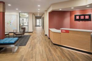 迪比克TownePlace Suites by Marriott Dubuque Downtown的医院的大厅,有等候室