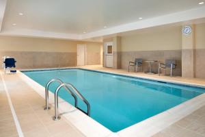 迪比克TownePlace Suites by Marriott Dubuque Downtown的在酒店房间的一个大型游泳池