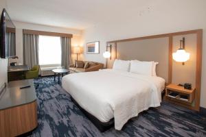 纽波特Fairfield by Marriott Inn & Suites Newport Cincinnati的酒店客房设有一张大床和一台电视。