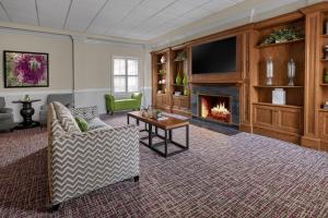 加洛韦Marriott's Fairway Villas的带沙发和壁炉的客厅