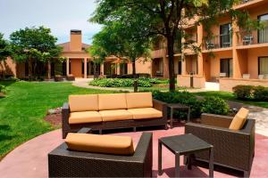 罗缪勒斯底特律都会机场罗穆卢斯万怡酒店的一个带沙发和桌子的庭院和一座建筑