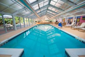 林奇堡万豪林奇堡自由大学费尔菲尔德客栈套房酒店的蓝色海水大型游泳池