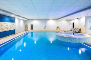 诺丁汉Delta Hotels by Marriott Nottingham Belfry的大型游泳池,带大型蓝色游泳池