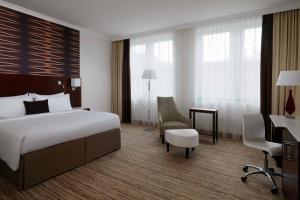 科隆科隆万豪酒店的配有一张床和一张书桌的酒店客房