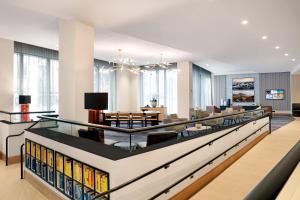 波士顿波士顿市中心/北站万怡酒店的图书馆设有书架和用餐室