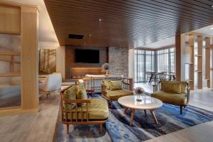 利特尔顿Fairfield by Marriott Inn & Suites Denver Southwest, Littleton的客厅配有椅子和桌子