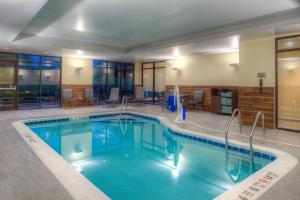 坎顿Fairfield Inn & Suites by Marriott Canton的在酒店房间的一个大型游泳池