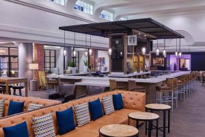 圣地亚哥Marriott Vacation Club®, San Diego   的大型大堂设有酒吧和桌椅