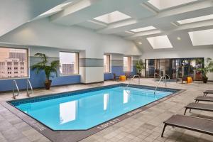 圣地亚哥Marriott Vacation Club®, San Diego   的游泳池位于酒店带大型天花板的客房