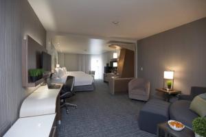 斯普林Courtyard by Marriott Houston City Place的酒店客房设有床和客厅。