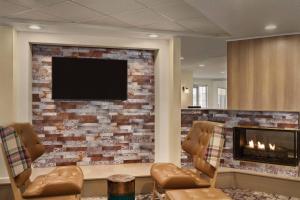 斯克兰顿斯克兰顿公寓酒店的客厅设有壁炉和平面电视。