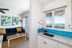 奥欣赛德Pacific Villas的厨房以及带沙发和水槽的起居室。