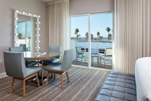 棕榈荒漠帕西奥傲途格精选酒店的一间带桌椅的用餐室和一个阳台