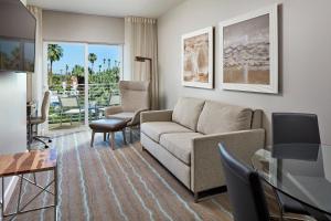 棕榈荒漠帕西奥傲途格精选酒店的客厅配有沙发和桌子