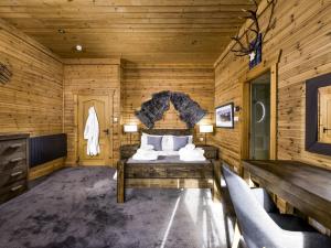 奈斯桥Mountain Bear Lodge的小木屋内一间卧室,配有一张床