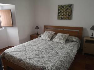 ViñaspreCasa rural Ardetxal a 16km de Logroño y Laguardia的一间卧室配有一张大床和两个枕头