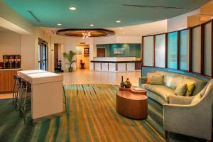 夏洛特夏洛特机场万豪春季山丘套房酒店的客厅配有沙发和桌子
