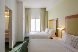 夏洛特夏洛特机场万豪春季山丘套房酒店的酒店客房设有两张床和窗户。