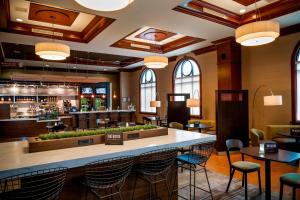 诺福克诺福克市中心万豪庭院酒店的餐厅设有酒吧,配有桌椅