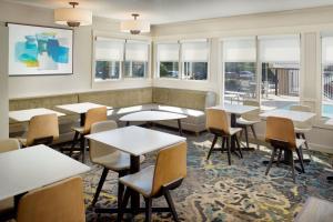 亚特兰大亚特兰大巴克海特万豪原住客栈酒店的餐厅设有桌椅和窗户。
