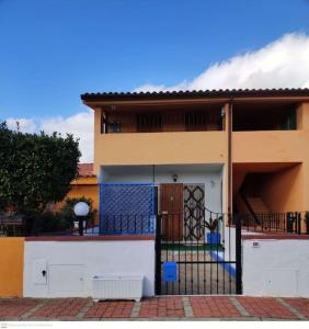 圣特奥多罗Casa Flamingo House的前面有门的房子