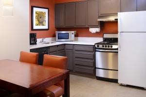 普莱诺Residence Inn by Marriott Dallas Plano/Legacy的厨房配有白色冰箱和桌子