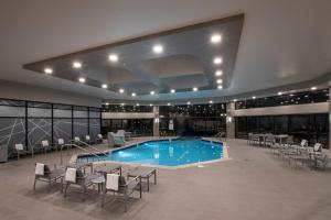 威奇托威奇托万豪酒店的一座带椅子的大型游泳池和一座建筑