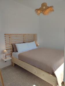 法罗斯岛Sofia sea view apartment的一间卧室配有一张带木制床头板的床