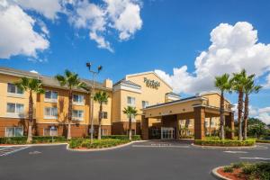 克莱蒙Fairfield Inn & Suites by Marriott Clermont的停车场前有棕榈树的酒店