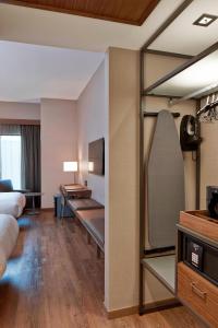 明尼阿波利斯明尼阿波利斯市中心万豪AC酒店的酒店客房,设有两张床和镜子