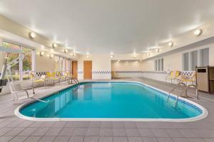 诺曼万豪诺曼费尔菲尔德套房酒店的游泳池位于酒店客房内,配有桌椅