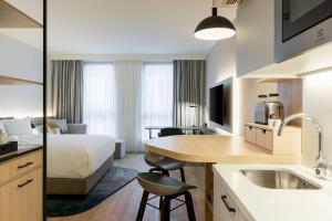 多特蒙德Residence Inn by Marriott Dortmund City的酒店客房带一张床和一个厨房