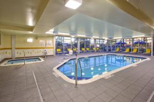 普拉茨堡Fairfield Inn & Suites by Marriott Plattsburgh的大型建筑中的大型游泳池