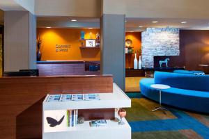 比福德万豪亚特兰大布福德/佐治亚购物中心费尔菲尔德套房酒店的客厅配有蓝色的沙发和桌子