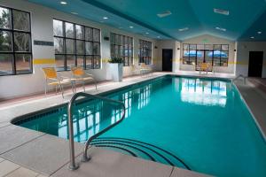 比福德万豪亚特兰大布福德/佐治亚购物中心费尔菲尔德套房酒店的蓝色天花板的酒店游泳池
