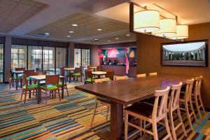 比福德万豪亚特兰大布福德/佐治亚购物中心费尔菲尔德套房酒店的用餐室配有大型木桌和椅子