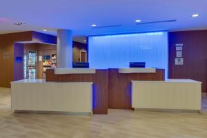 劳德代尔堡Fairfield Inn & Suites By Marriott Fort Lauderdale Downtown/Las Olas的大堂设有两个柜台和蓝色天花板
