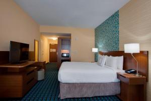 劳德代尔堡Fairfield Inn & Suites By Marriott Fort Lauderdale Downtown/Las Olas的一间酒店客房,配有一张大床和一台平面电视