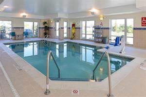 奥本希尔斯万豪底特律奥本山酒店的大楼内一个蓝色的大型游泳池
